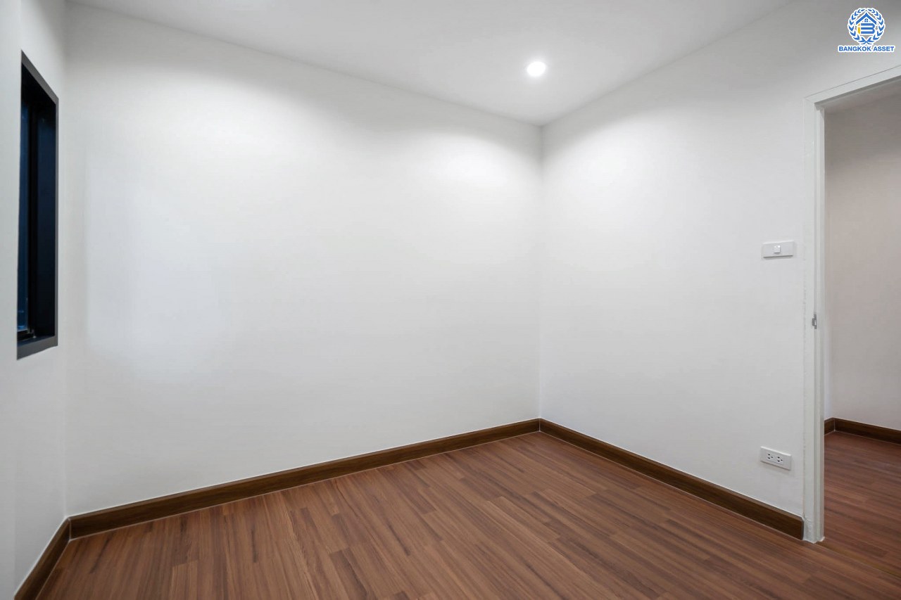 บ้านมือสองตกแต่งใหม่ ตกแต่งสไตล์ Nordic โครงการ กฤษดานคร18 บรมราชชนนี-พุทธมณฑลสาย3  เนื้อที่ 60 ตร.ว. บนพื้นที่ใช้สอยมากถึง 322 ตร.ม. อีกระดับของฟังก์ชัน 3 ห้องนอน 3 ห้องน้ำ 1 ห้องอเนกประสงค์ จอดรถได้ 3 คัน บรรยากาศสุด Private บนทำเลศักยภาพเชื่อมต่อหลายเส้นทาง ใกล้เซ็นทรัลปิ่นเกล้า ม.มหิดล และทางด่วน "ศรีรัช"